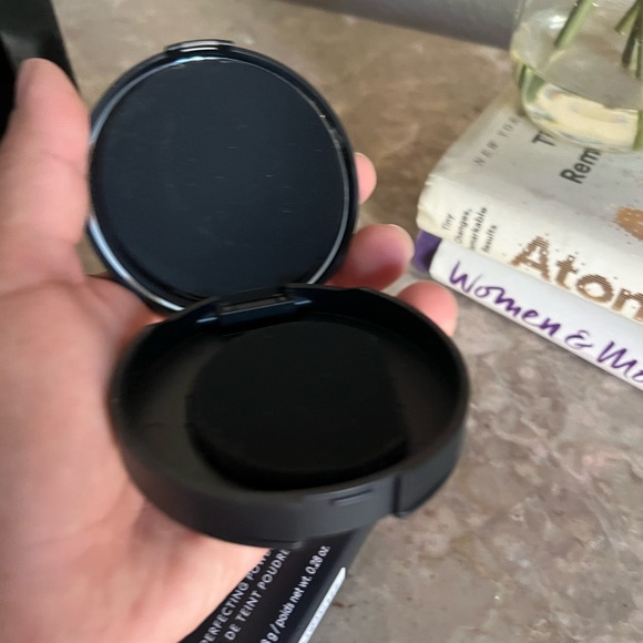 bareMinerals BAREPRO 16HR Skin-Perfecting Powder Foundation - Picture 7 of 8